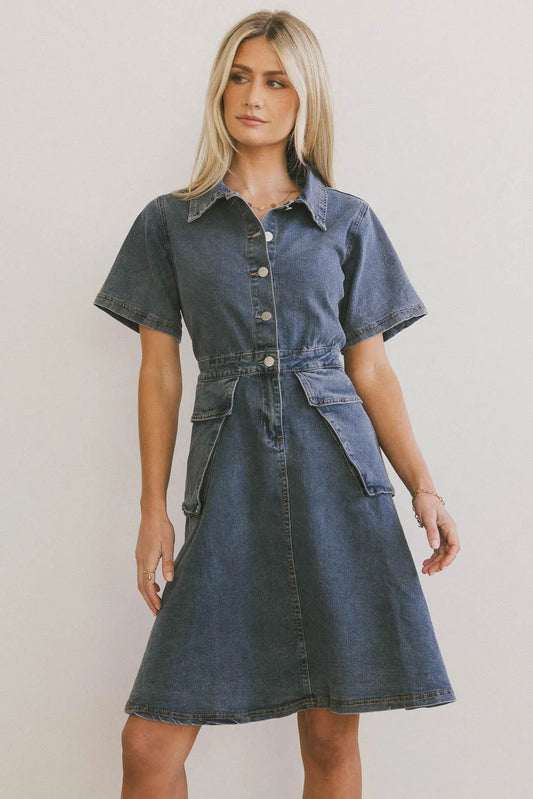 Two hand front pockets denim dress in medium wash 