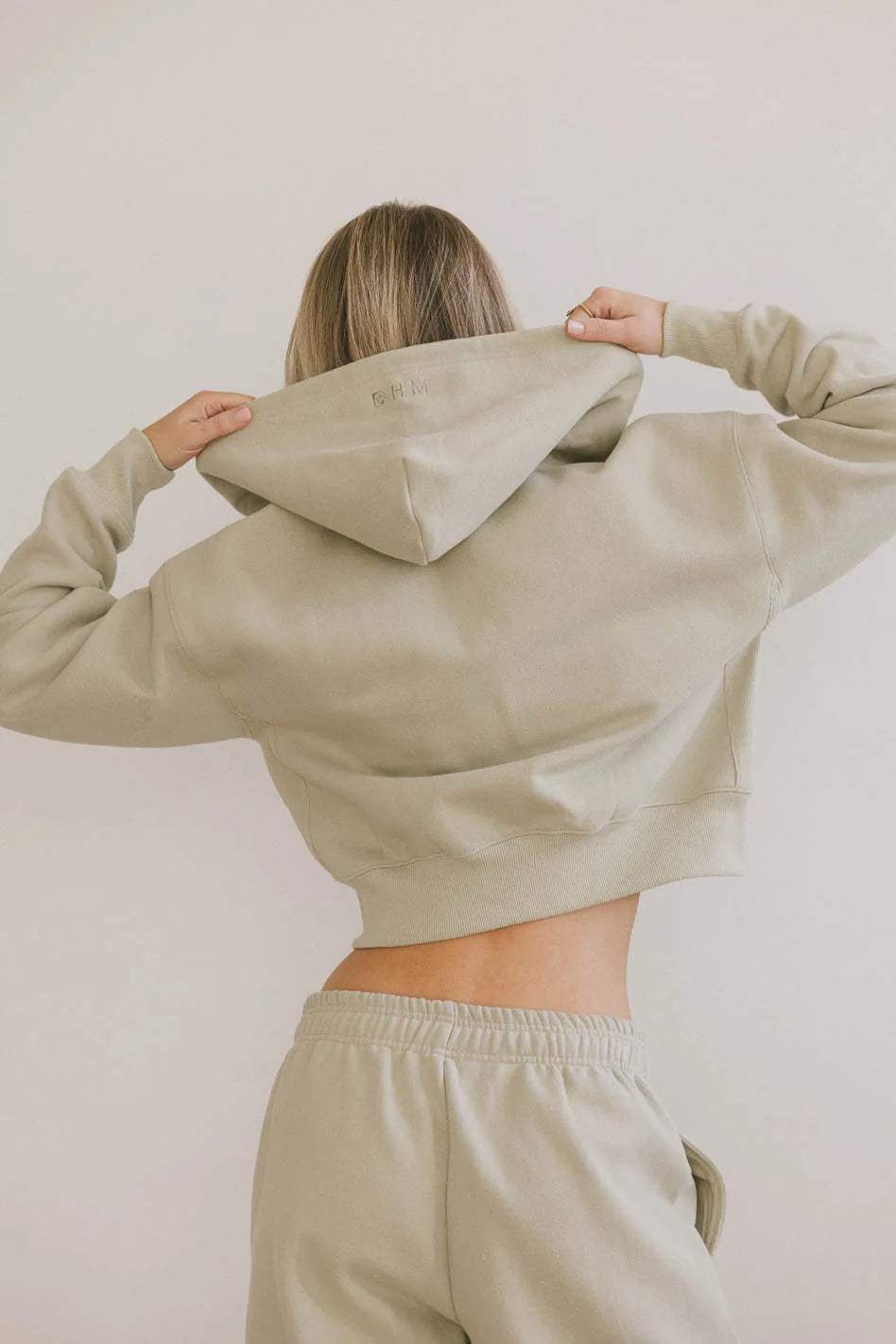 Basic hoodie in sage 
