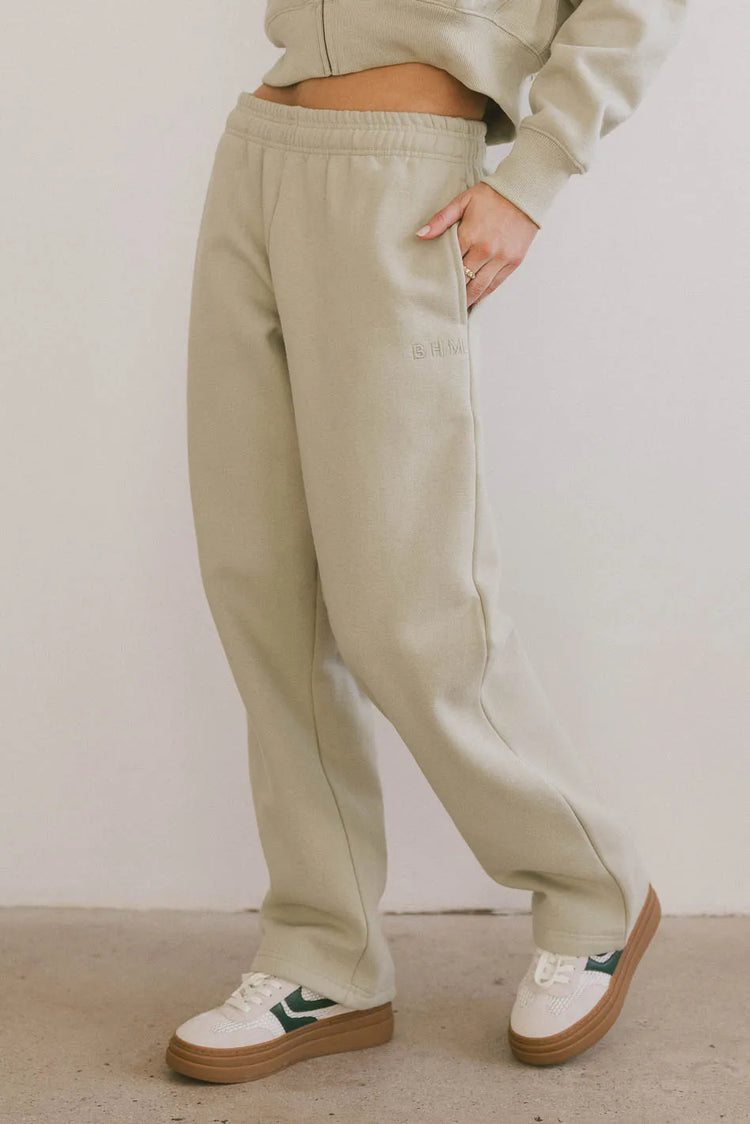 Two hand pockets sweatpants in sage 