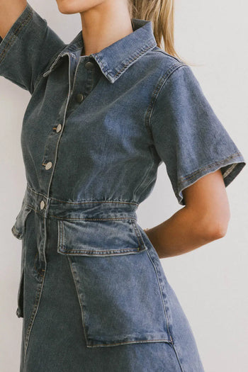 Short sleeves denim dress in medium wash 