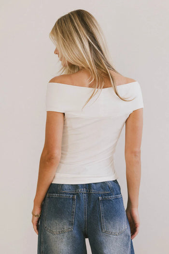 Plain color top in white 