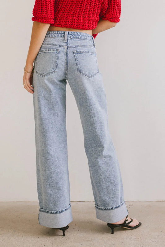 Two back pockets denim in light wash 