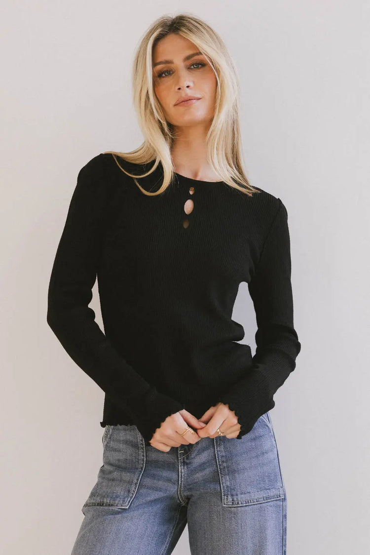 Round neck sweater in black 