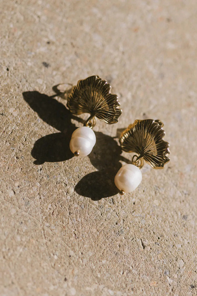 Gold earrings with pearl chain 