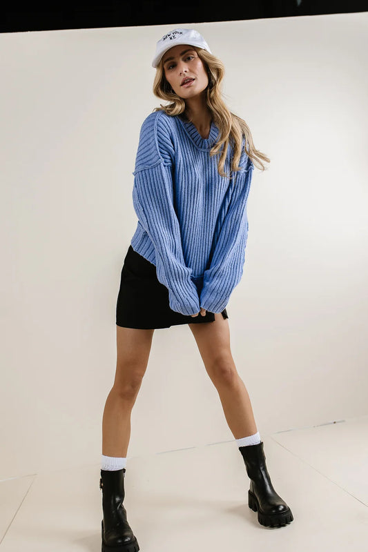 Round neck cropped sweater in blue 
