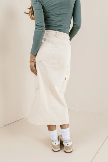 Two back pockets cargo skirt in cream 