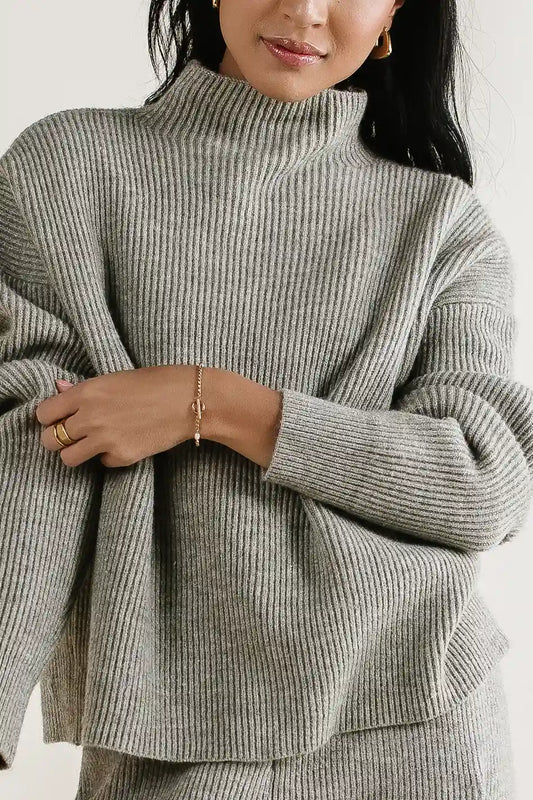 Ribbed mock neck sweater in grey 