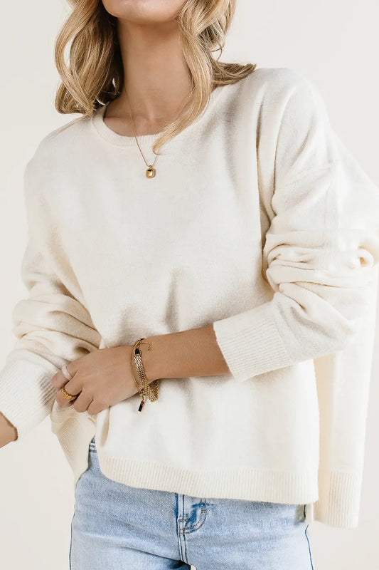 Round neck sweater in white 