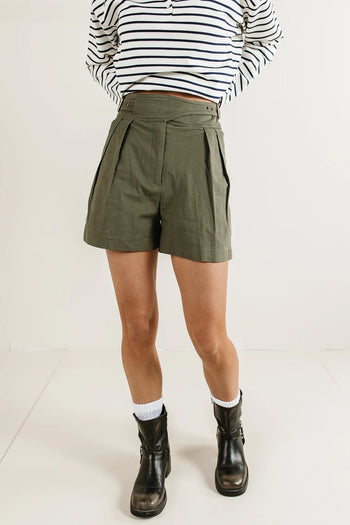Short in olive 