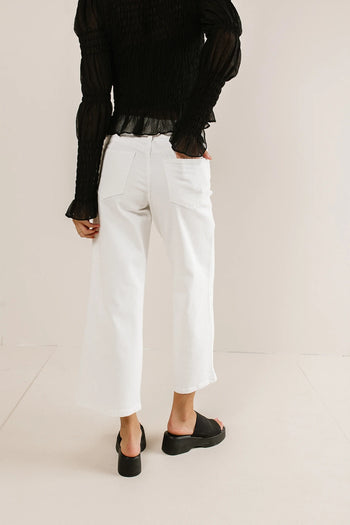 Two back pockets white denim 