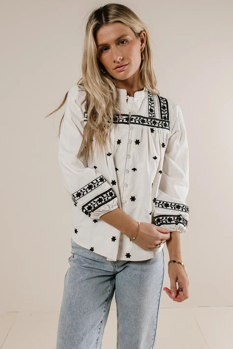 Long sleeves embroidered top in white 