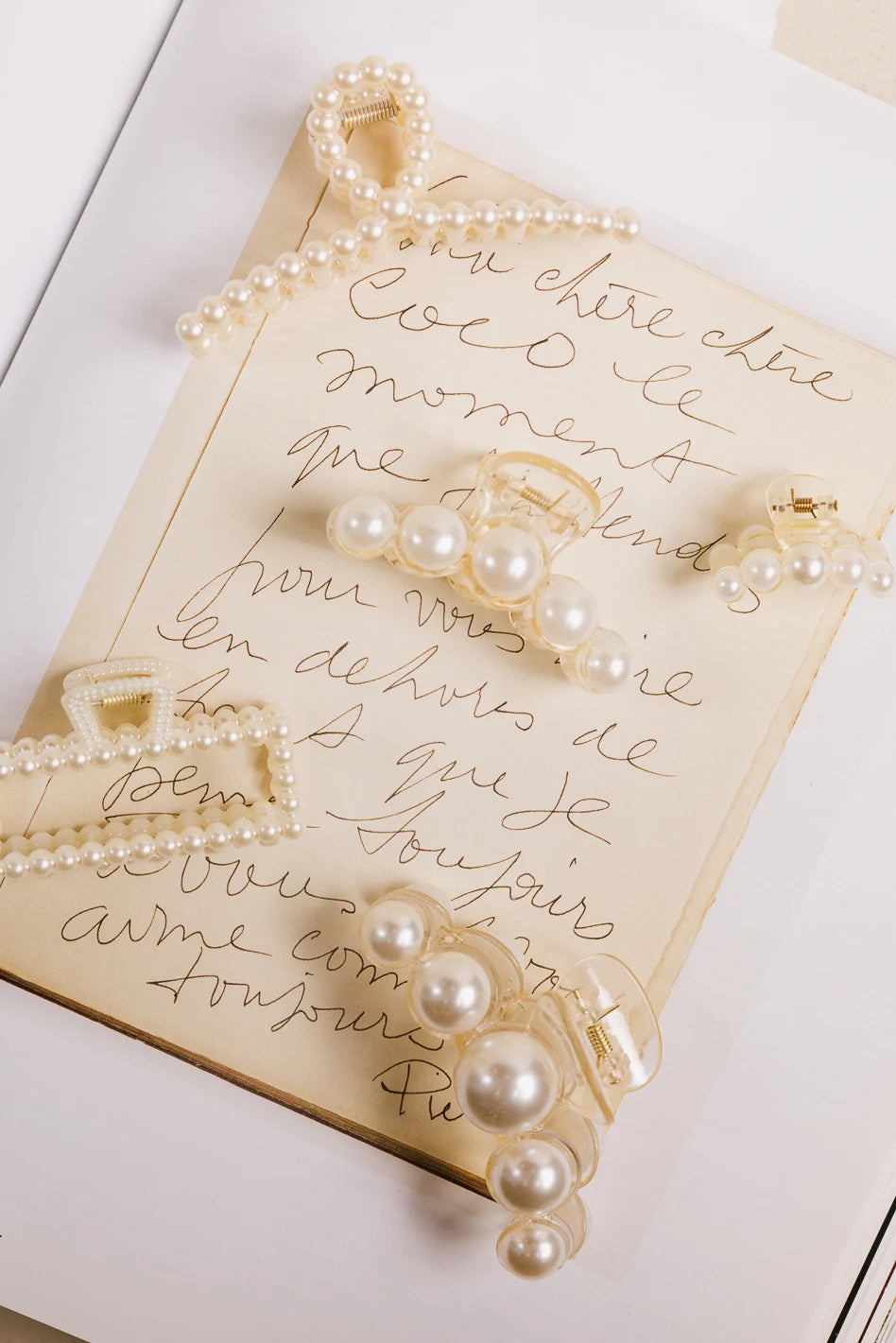 Pearl hair clip in cream 
