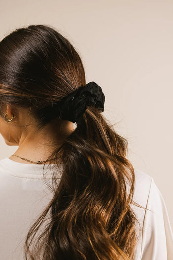 Floral scrunchie in black 