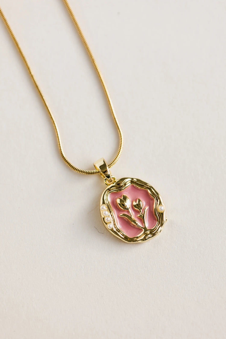 Necklace with pink pendant 