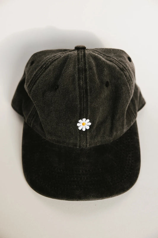 Cap in charcoal with a daisy flower design 