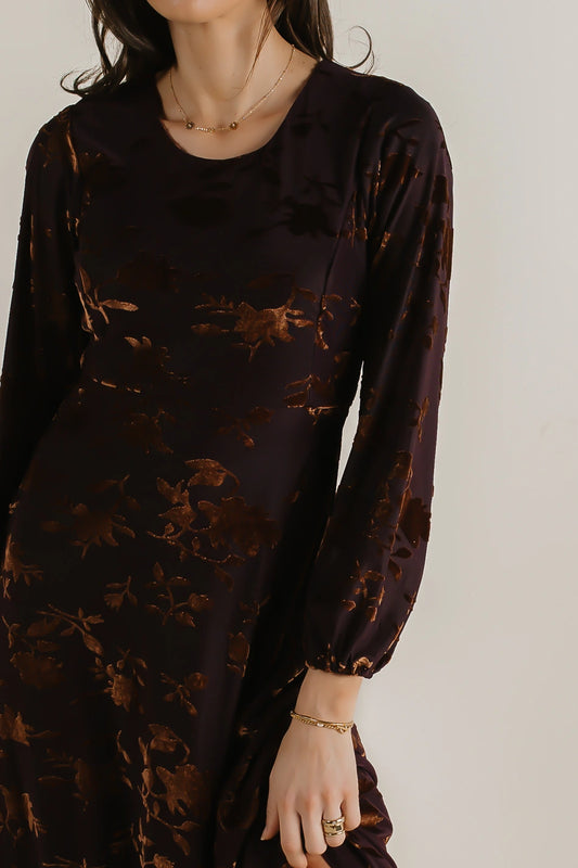 Round neck velvet dress in maroon 