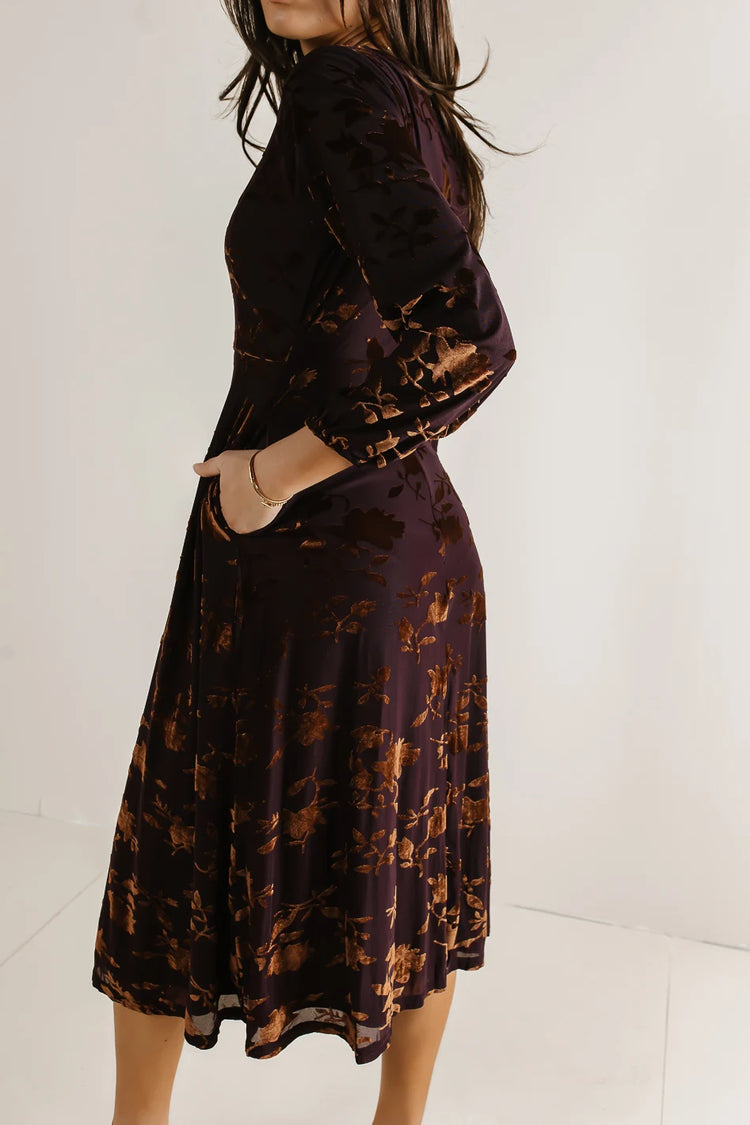 Two hand pockets dress in brown 