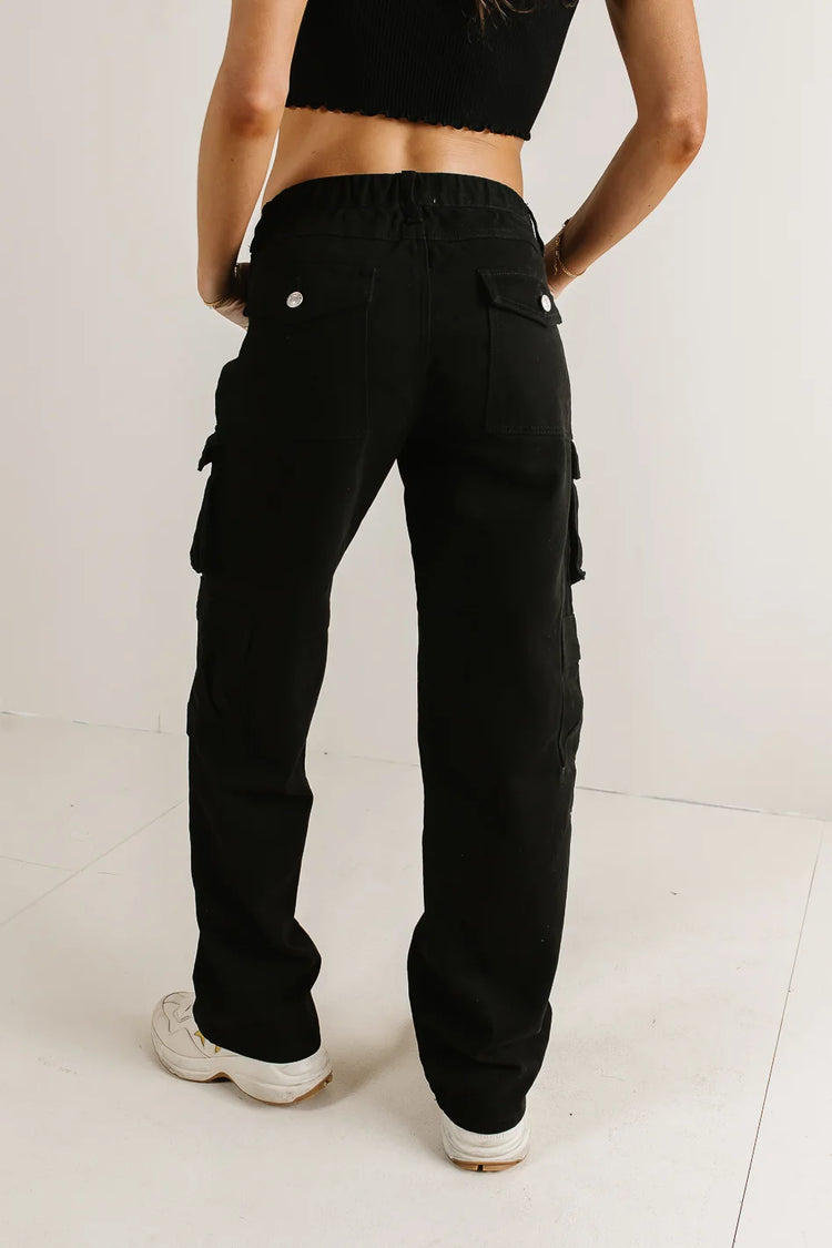 Two back pockets cargo in black 
