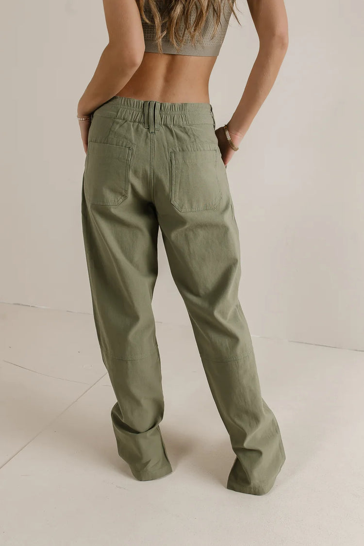Two back pockets pants in olive 