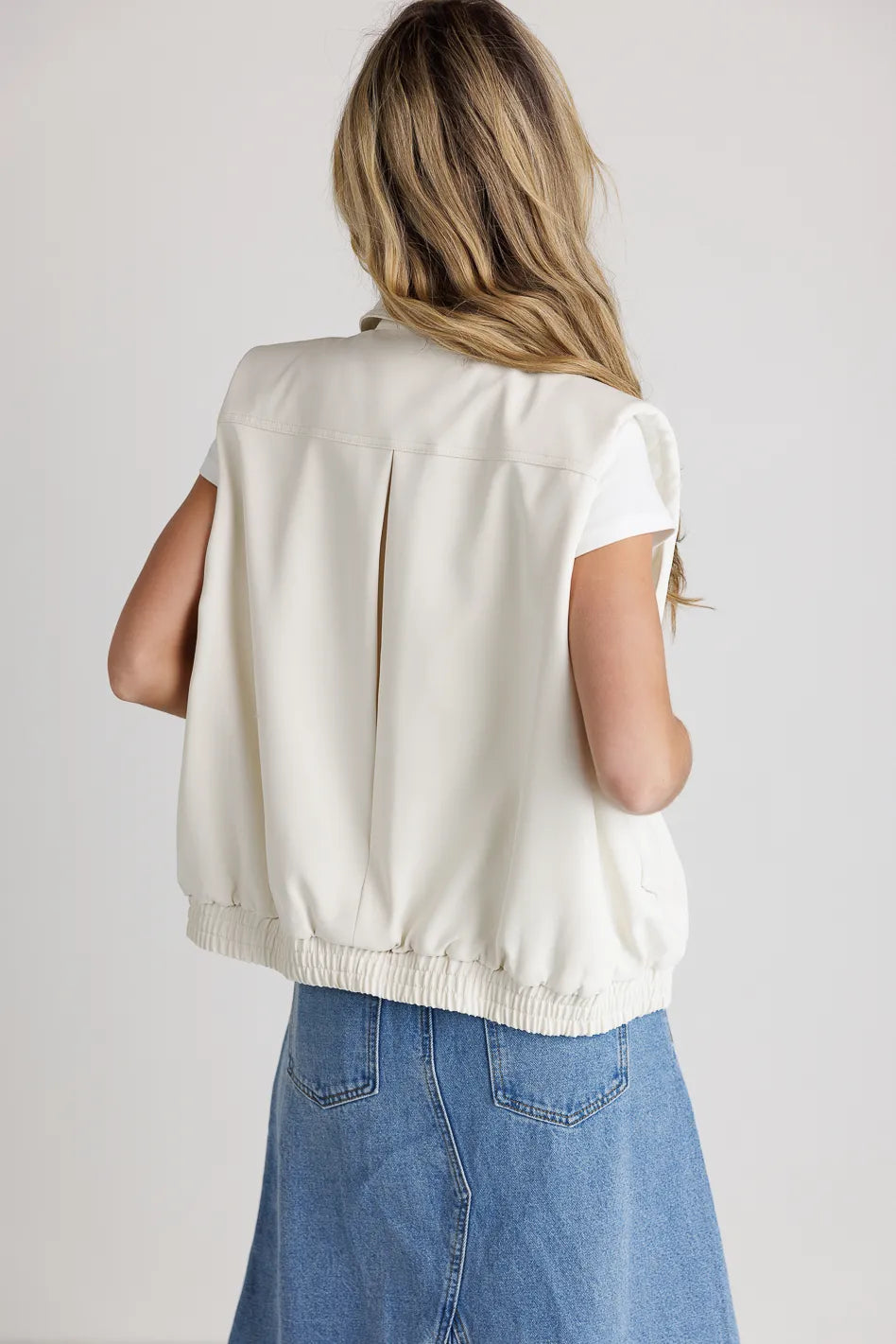 Elastic hem vest in cream 