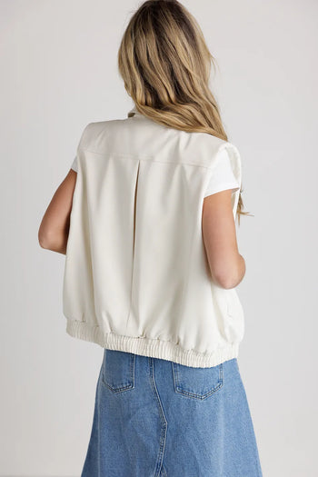 Elastic hem vest in cream 
