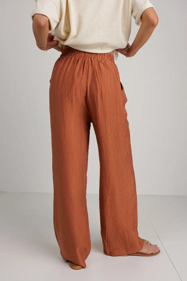 Woven material pants in terracotta 