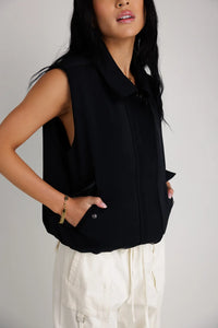 Two pockets vest in black 