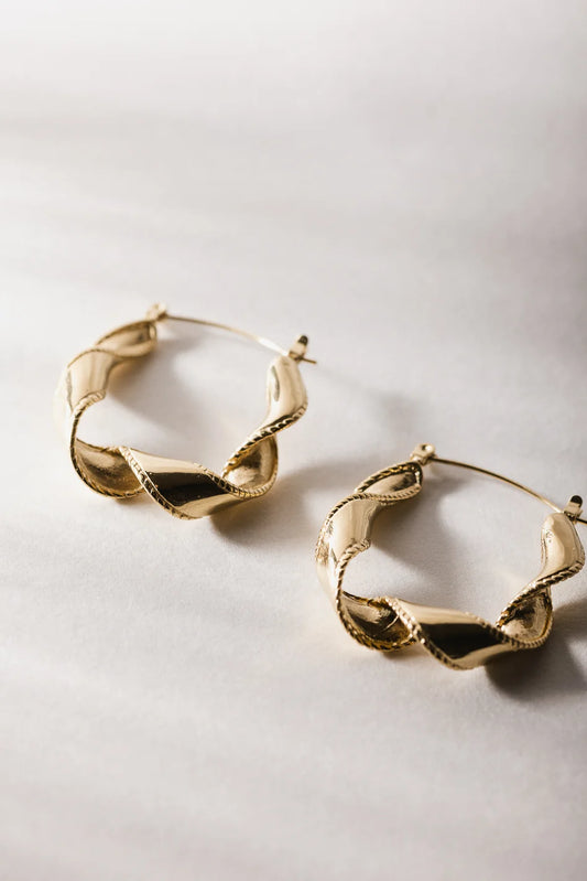 Twisted earrings in gold 