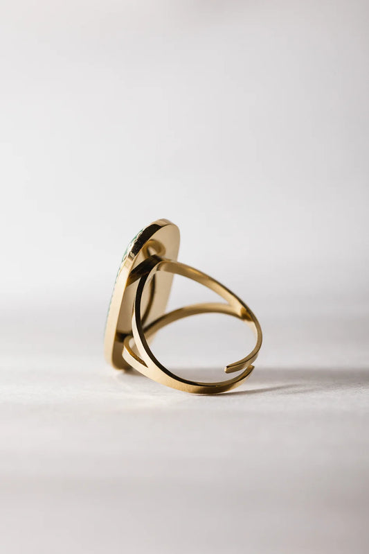 Oval ring in gold 