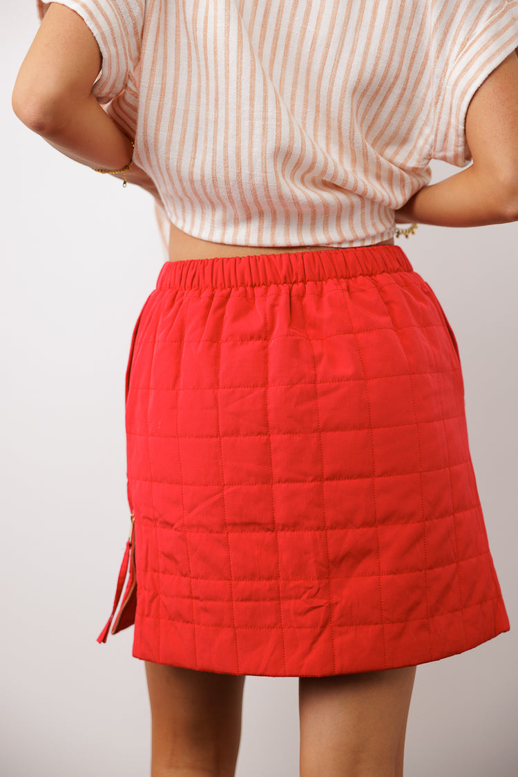 Elastic waist mini skirt in red