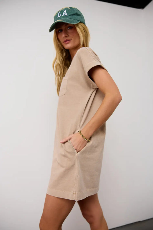 Two hand pockets T-Shirt dress in tan 