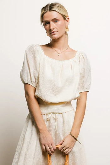 Short sleeves blouse in cream 