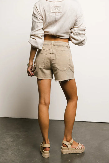 Two back pockets short in tan 