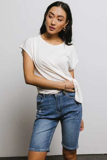 Round neck top in white 