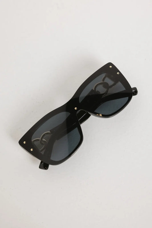 Oval style sunglasses in black 