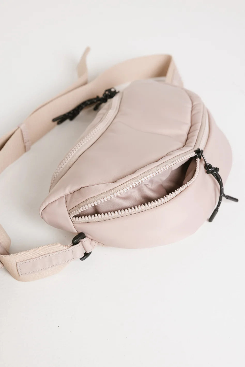 Zipper details crossbody in cream 