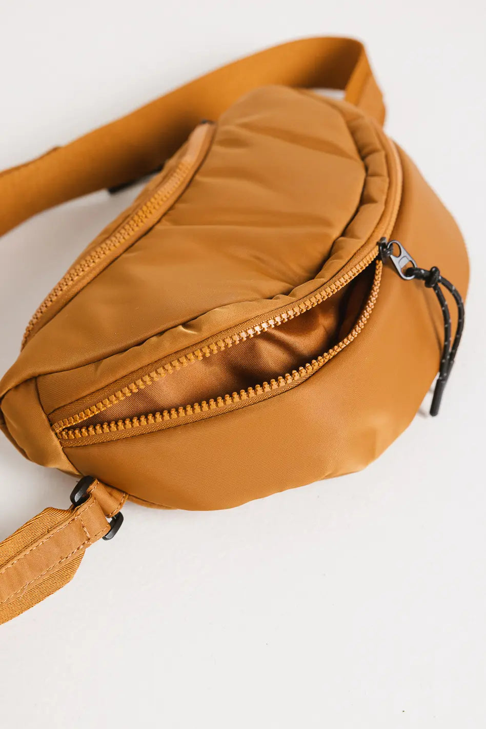 Zippers detailed crossbody  