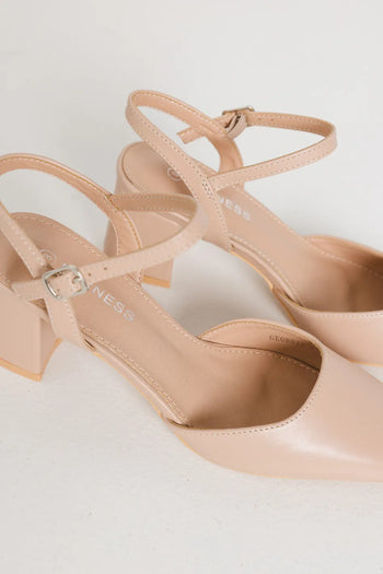 Closed toe heels in beige 