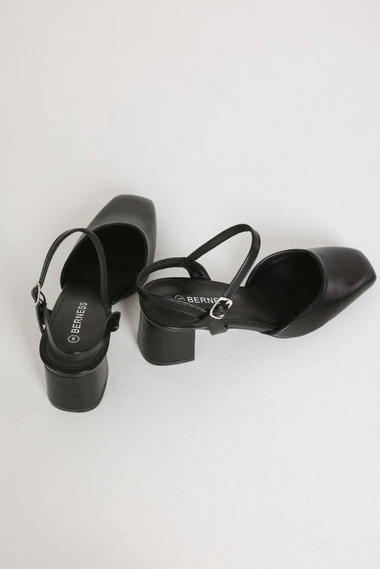 Closed toe heels in black 