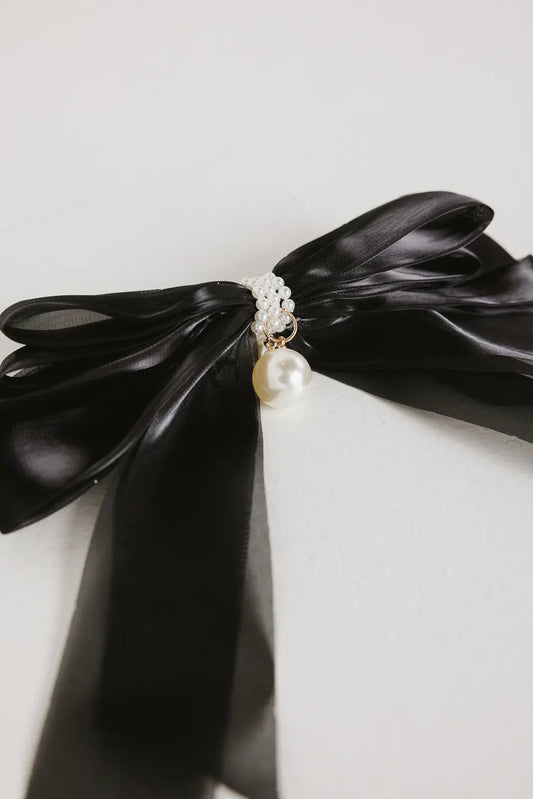 Black hair clip with a pearl 