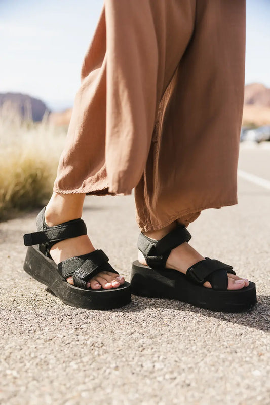 Platform straps sandals 