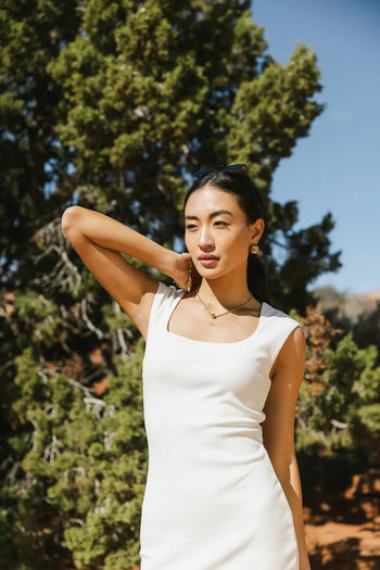 Square neck dress in white 