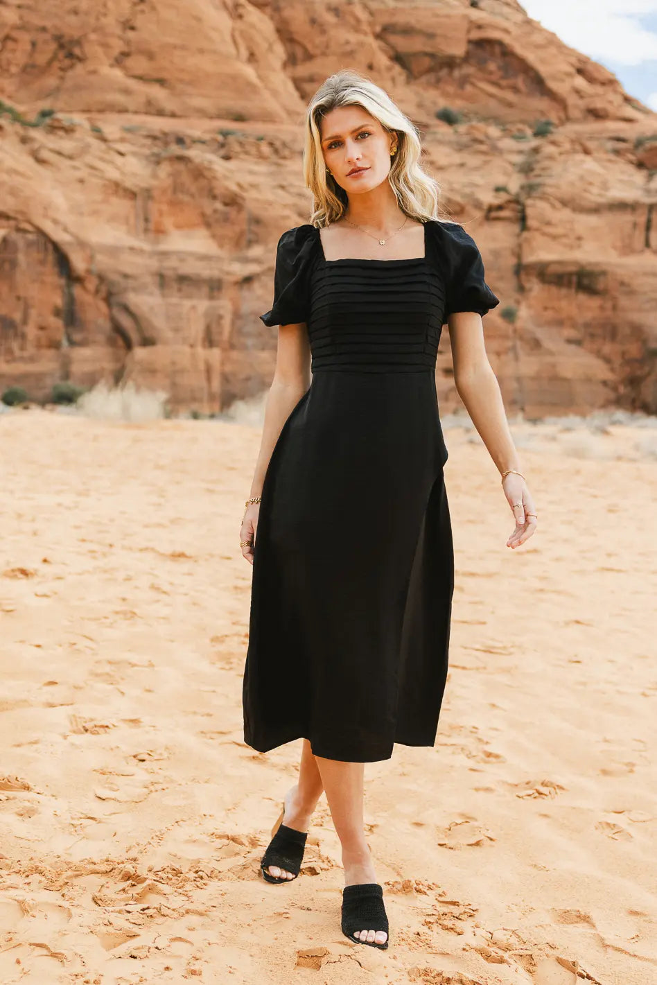 Short sleeves dress in black 