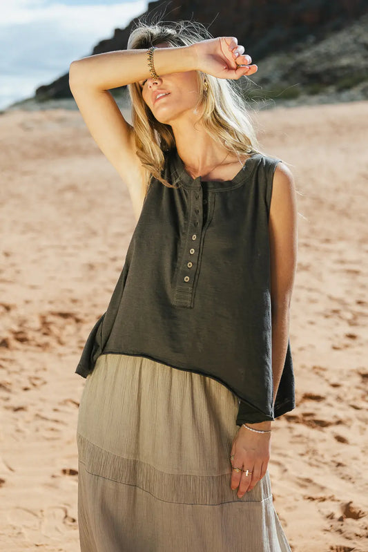 Round neck tank in charcoal 