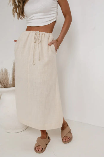 Woven skirt in cream 