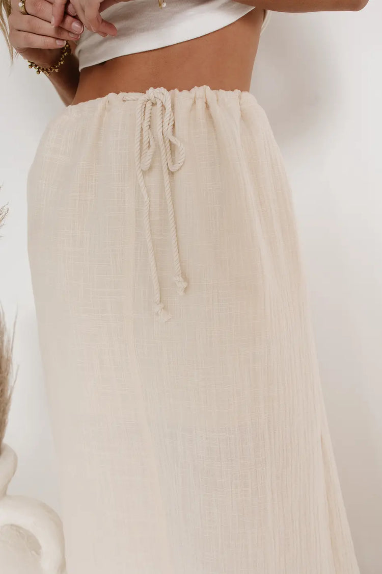Adjustable waist tie textured skirt in cream 