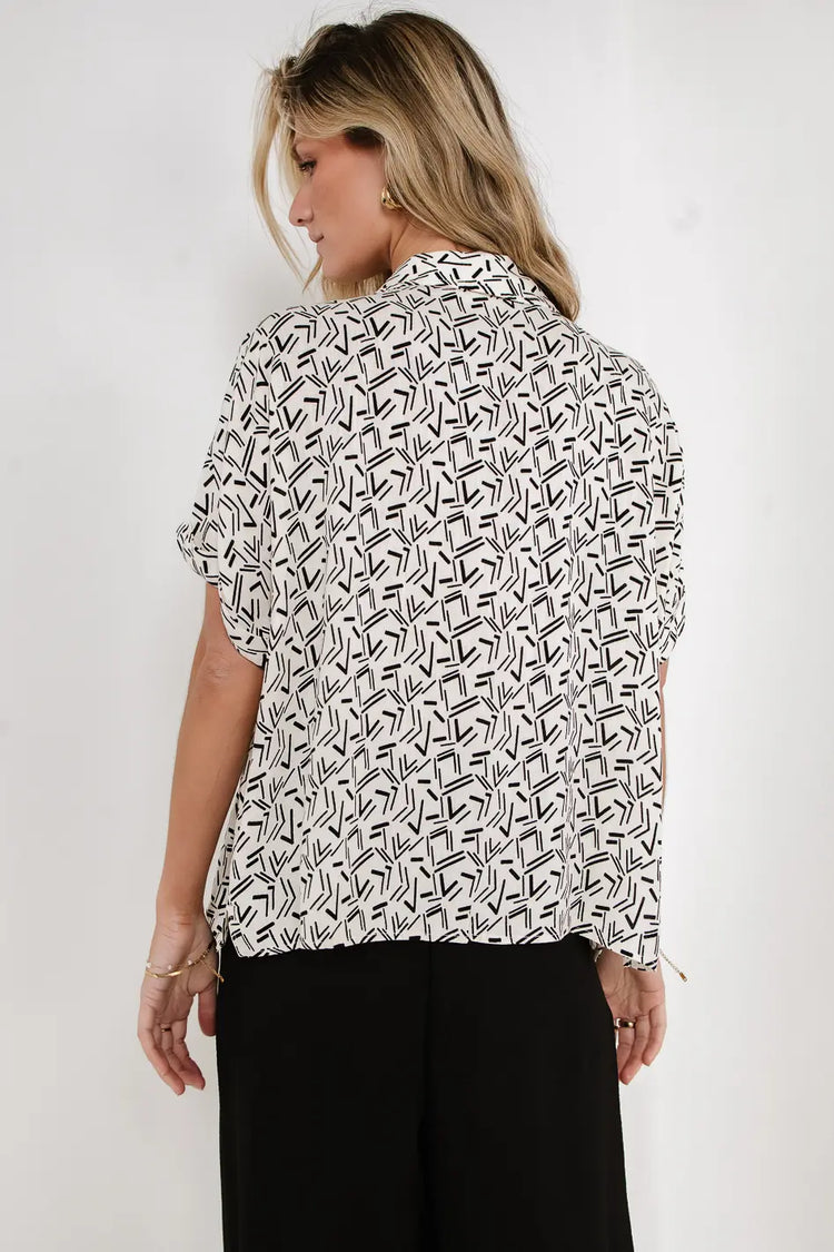 Woven top in white and black 