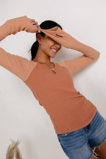 Ribbed sleeves top in terracotta 