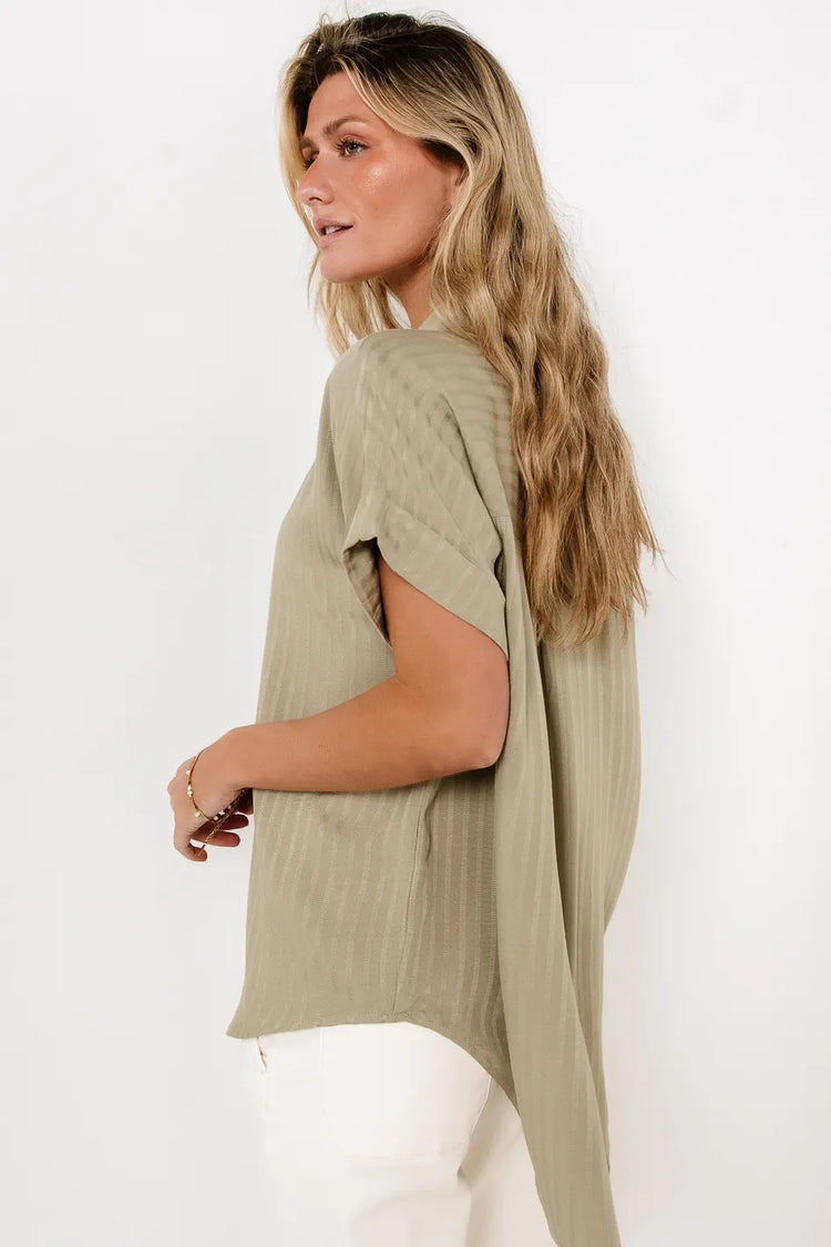 Short sleeves blouse in olive 