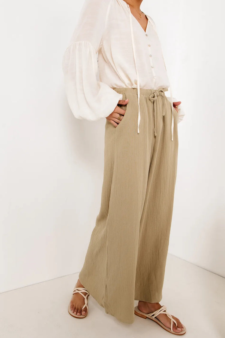 Two hand pockets wide leg pants in olive 